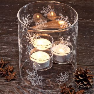 Glaszylinder mit gravierten Schneeflocken
