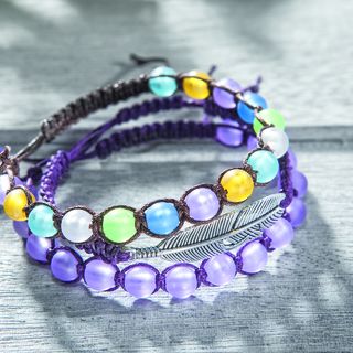 Bracelet en macramé ponctué de perles givrées