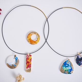 Bijoux superbement peints avec de l’Alkohol Ink