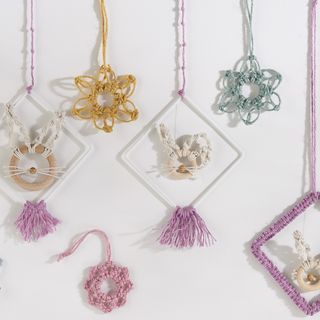 Lapins et fleurs en macramé 