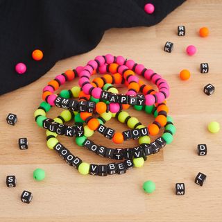 N&eacute;on-bracelets avec des messages