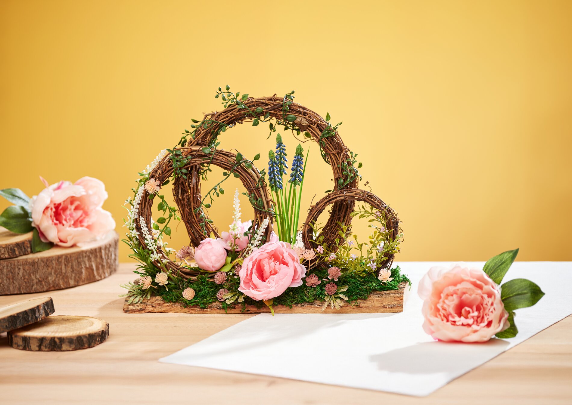 Floristisches Gesteck mit Weinrebenkränzen