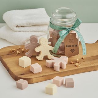 Faire des savons en forme de bonhomme en pain d'&eacute;pices