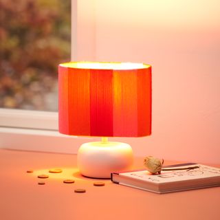 Lampe avec abat-jour tendu de laine