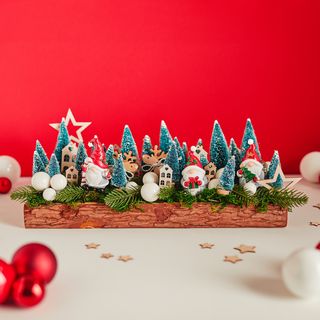 Composition florale de No&euml;l sur un plateau d&eacute;coratif