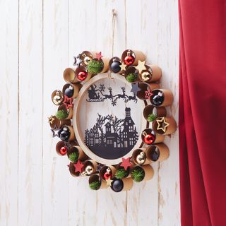 Couronne de No&euml;l r&eacute;alis&eacute;e &agrave; partir de rouleaux de papier