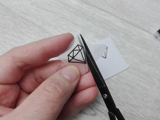 DIY de boucles d'oreilles : Découper le plastique rétractable Créer vos propres bijoux avec du plastique rétractable