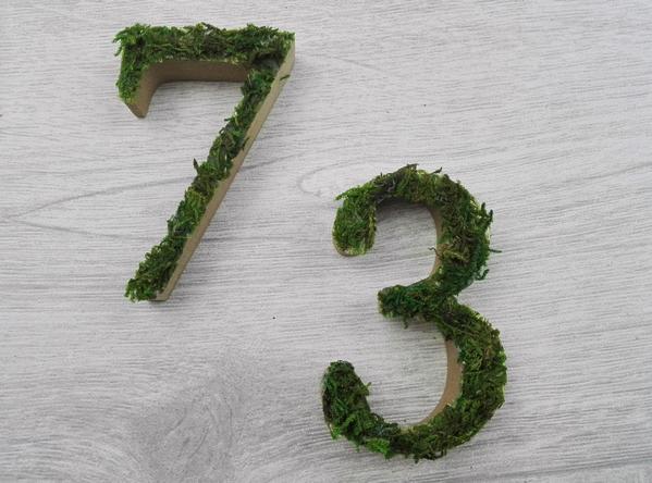 Couronne de porte printanière à faire soi-même - numéro de maison en mousse