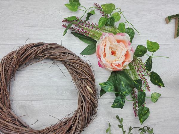 Couronne de porte printanière à faire soi-même - arranger les fleurs