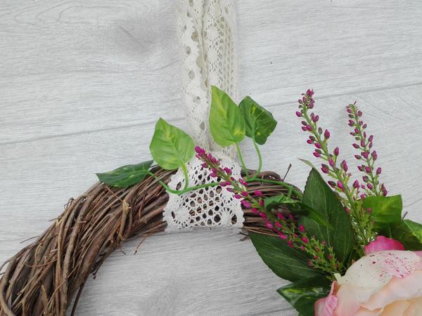 Couronne de porte printanière à faire soi-même - accrochage avec un ruban de dentelle