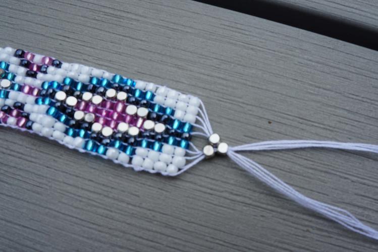 Tisser des bracelets flamant
