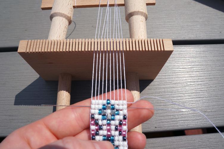 Tisser des bracelets avec un métier à tisser