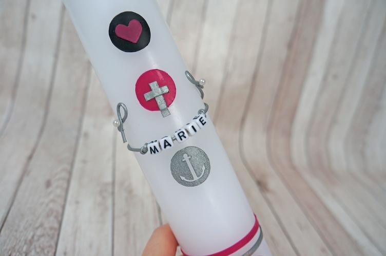 Place the different wax motifs on the baptism candle