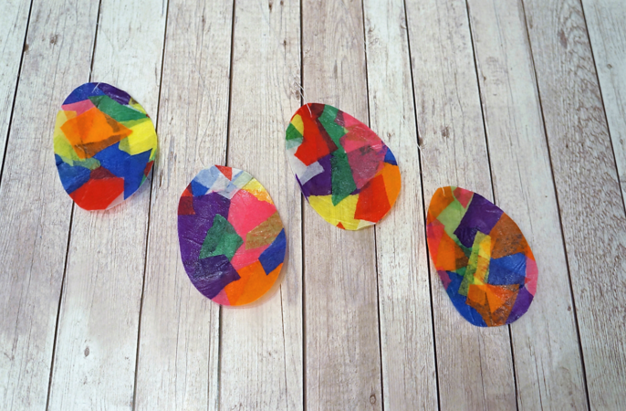 Œufs de Pâques pour la fenêtre facilement fabriqués en papier vitrail