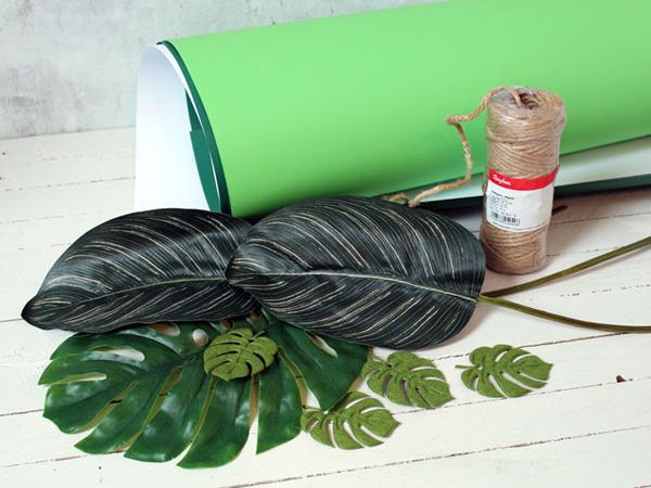 Guirlande estivale avec des feuilles de Monstera
