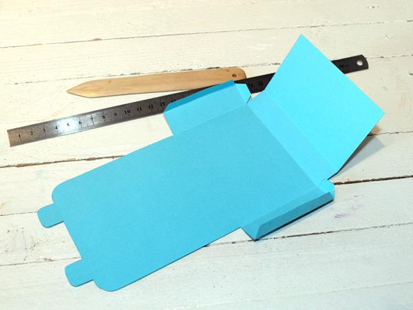 Tutoriel de bricolage pour la rentrée scolaire. Sac à dos comme idée de cadeau en papier
