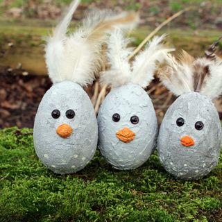 Easter decoration: concrete-look chicks made from polystyrene eggs
