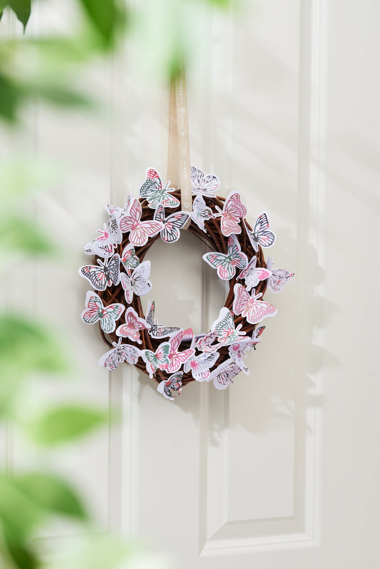 Kranz mit gestanzten Schmetterlingen