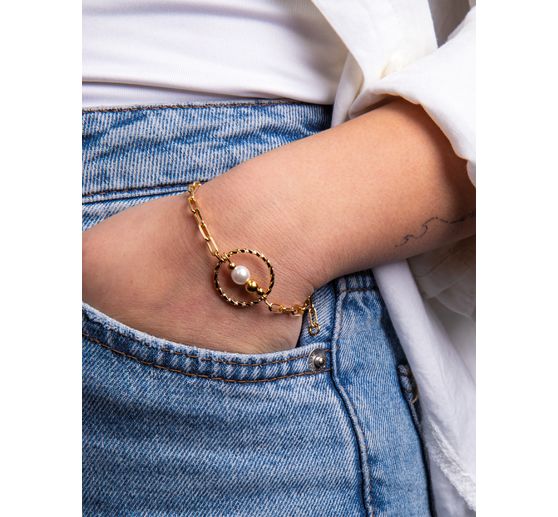 Metal ring twisted