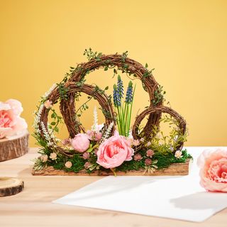 Floristisches Gesteck mit Weinrebenkränzen