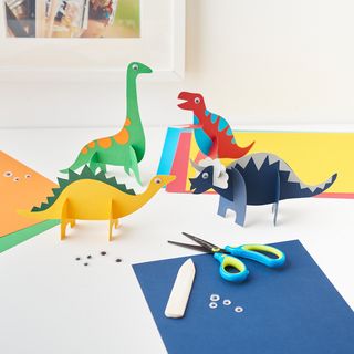 Loisirs créatifs dinos en carton