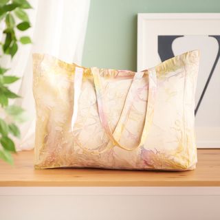 Teindre un shopper avec la technique du batik