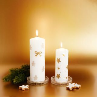 Embellir une bougie avec des motifs en cire