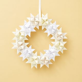 Couronne de No&euml;l compos&eacute;e d'&eacute;toiles de Fr&ouml;bel