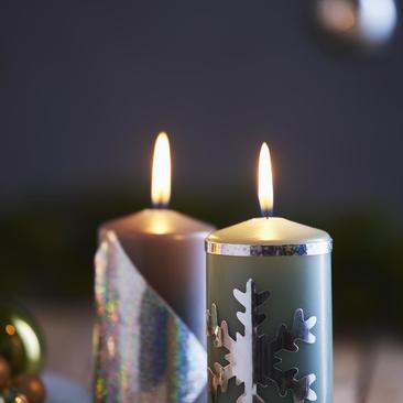 Comment peindre des bougies décoratives pour Noël ?